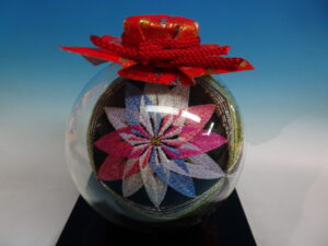 三つ羽根亀甲にぼかし菊